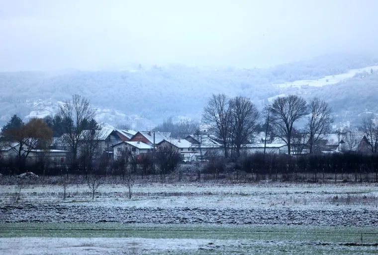 Snijeg je jutros zabijelio krovove kuća u Samoboru, bijeli se i Medvednica