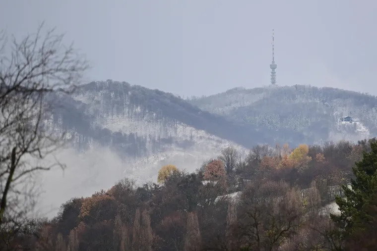 Snijeg je jutros zabijelio krovove kuća u Samoboru, bijeli se i Medvednica