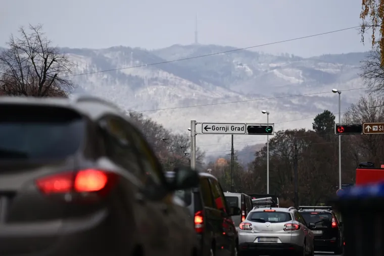 Snijeg je jutros zabijelio krovove kuća u Samoboru, bijeli se i Medvednica