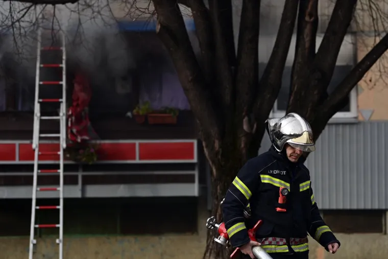 Veliki požar u zgradi u Zagrebu: Vatrogasci spasili 11 stanara i psa. 'Unutra ima i djece'