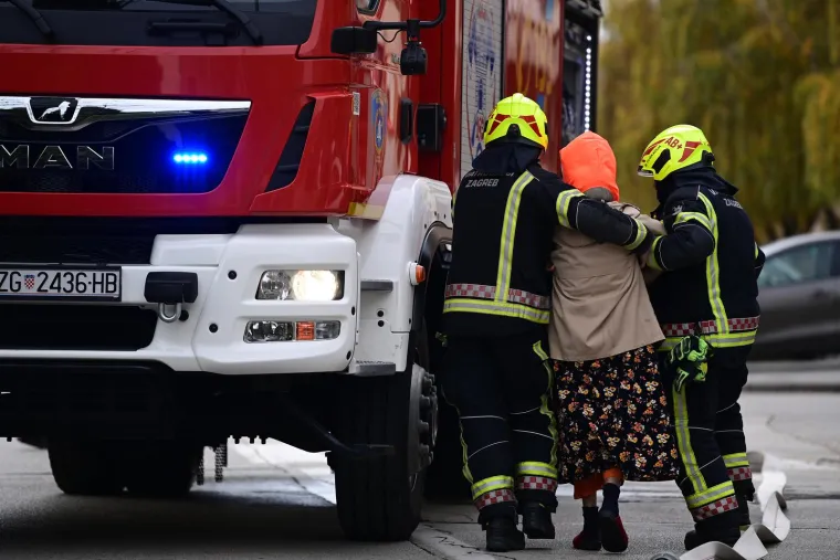 Veliki požar u zgradi u Zagrebu: Vatrogasci spasili 11 stanara i psa. 'Unutra ima i djece'