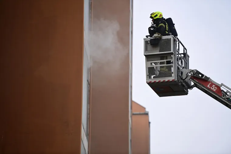 Veliki požar u zgradi u Zagrebu: Vatrogasci spasili 11 stanara i psa. 'Unutra ima i djece'