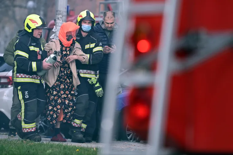 Veliki požar u zgradi u Zagrebu: Vatrogasci spasili 11 stanara i psa. 'Unutra ima i djece'