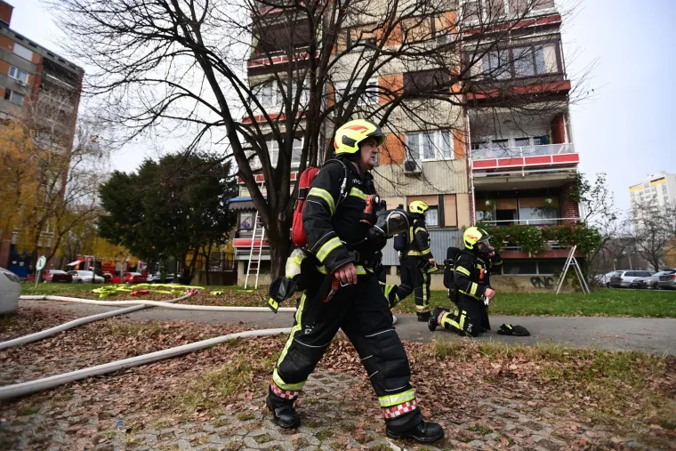 Veliki požar u zgradi u Zagrebu: Vatrogasci spasili 11 stanara i psa. 'Unutra ima i djece'