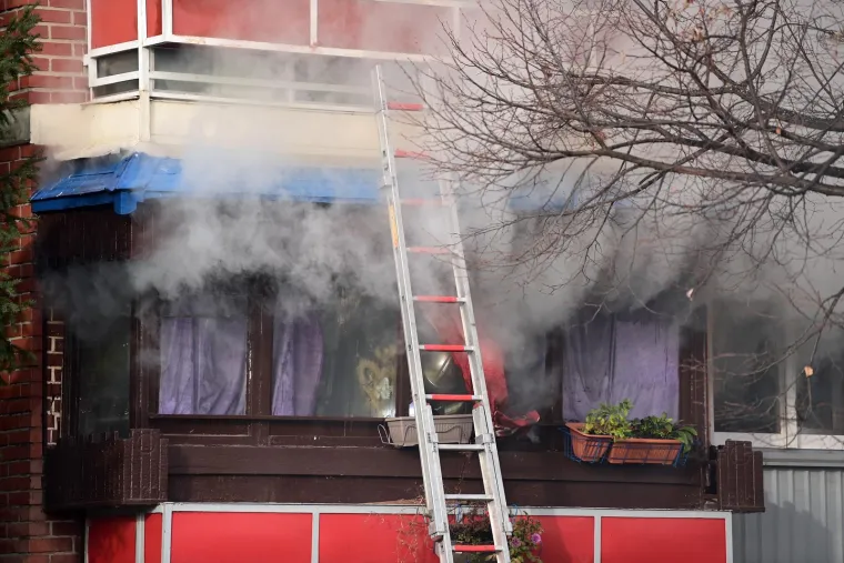 Veliki požar u zgradi u Zagrebu: Vatrogasci spasili 11 stanara i psa. 'Unutra ima i djece'