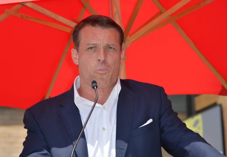 Meditiraju.
Guru za samopomoć Tony Robbins također vježba svakoga jutra. Nakon doručka bogatog proteinima, obavezno meditira deset minuta. Kaže da mu to daje energiju i tako postavlja pozitivne ciljeve za taj dan.