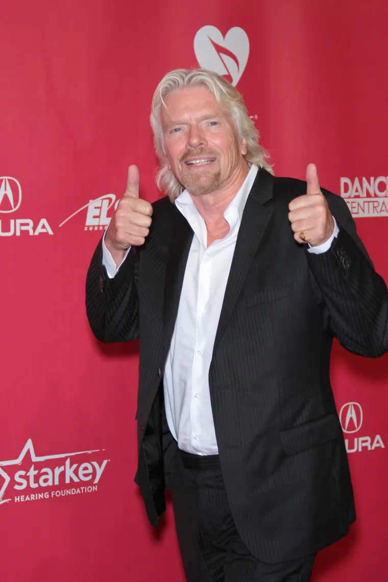 Doručkuju.
Richard Branson započinje svoj dan partijom tenisa, šetnjom, trčanjem ili vožnjom bicikla, a onda doručkuje te se druži s obitelji.