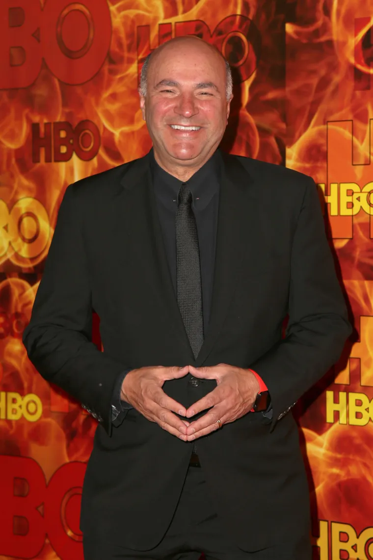 Pregledavaju svoje popise obaveza.
Zvijezda &quot;Shark Tanka&quot; Kevin O&apos;Leary započinje dan s popisom obaveza. Prije nego što ode u krevet, zapiše tri zadatka koja želi obaviti sljedećeg jutra. Što god da je, čak i ako se radi o nečemu tako jednostavnom kao što je slanje poruka, on sljedećeg jutra to obavi. Kaže da ga to usmjerava ka produktivnom danu.