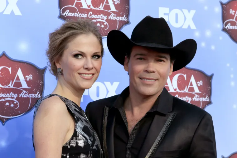 Clay Walker američka je country zvijezda, a sa multiplom sklerozom bori se od svojih dvadesetih. Isprva nije mogao držati gitaru u rukama, a više od petnaest godina neprestano govori i podiže svijest o ovoj opakoj bolesti. 