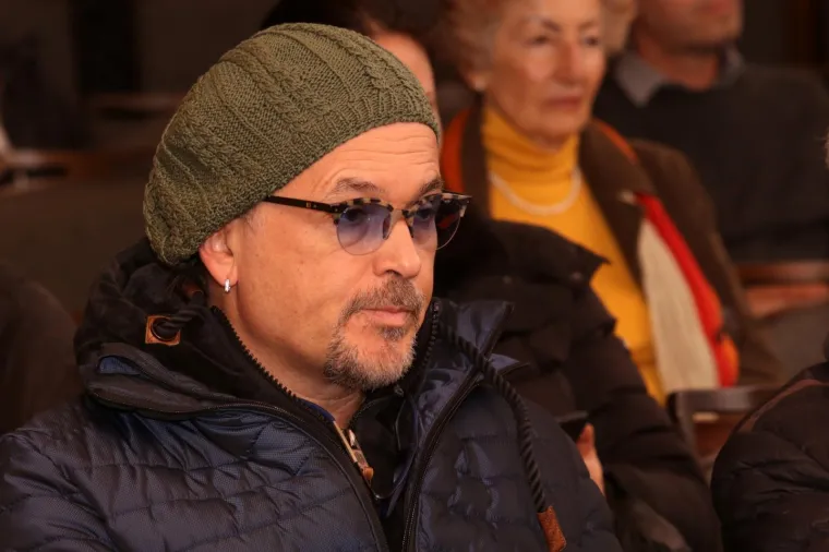 Zlatan Stipi&scaron;ić Gibonni svoj nadimak nosi jo&scaron; od devete godine. Zanimljivo je kako je u ranom djetinjstvu Gibo mucao i skoro je postao Muco, a jedan ga je splitski pomorac počeo zvati Džibuti, a nedugo nakon toga nastao je i Džibo. 