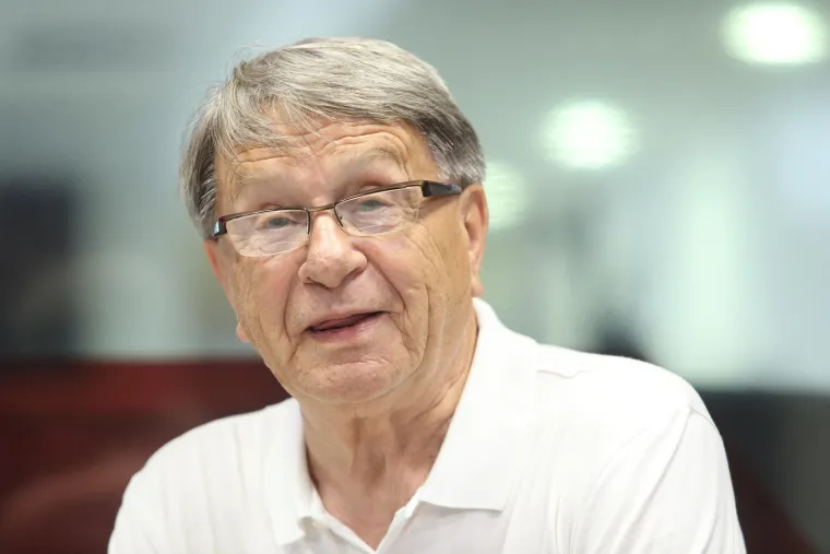 Miroslav Ćiro Blažević svoj je nadimak dobio kao dijete u Travniku. Njegov je otac vodio Hrvatski dom gdje je jednog dana do&scaron;ao jedan čovjek koji je odigrao predstavu s lutkom koji je &scaron;u&scaron;kavo govorio. Lutak se zvao Ćiro. Ostalo je povijest.
