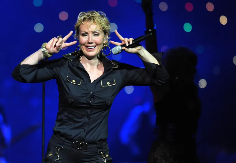 Lepa Brena - Pravim imenom Fahreta Jahić, udana Živojinović. Ne izgleda ba&scaron; kao sjajno ime za vikanje po koncertima, zar ne? Lepa Brena može slobodno zahvaliti novinaru Milovanu Iliću Minimaksu na ovako popularnom nadimku.
