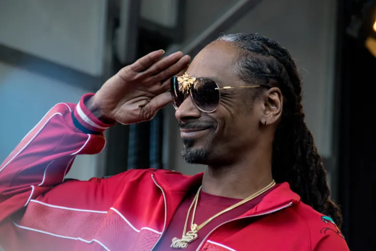 Snoop Doggu je mama dala nadimak po Snoopyju, liku iz popularnog crtića Peanuts koji je obožavao gledati kad je bio klinac. Njegovo pravo ime je Cordozar Calvin Broadus Jr. 