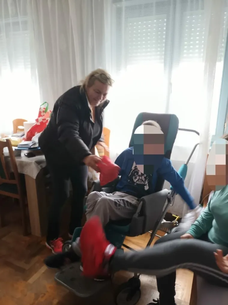 Njihove želje su skromne: 'Donijela sam hranu, a dijete je izvadilo sirove hrenovke, sjelo u kut i počelo jesti. Da ti srce pukne'