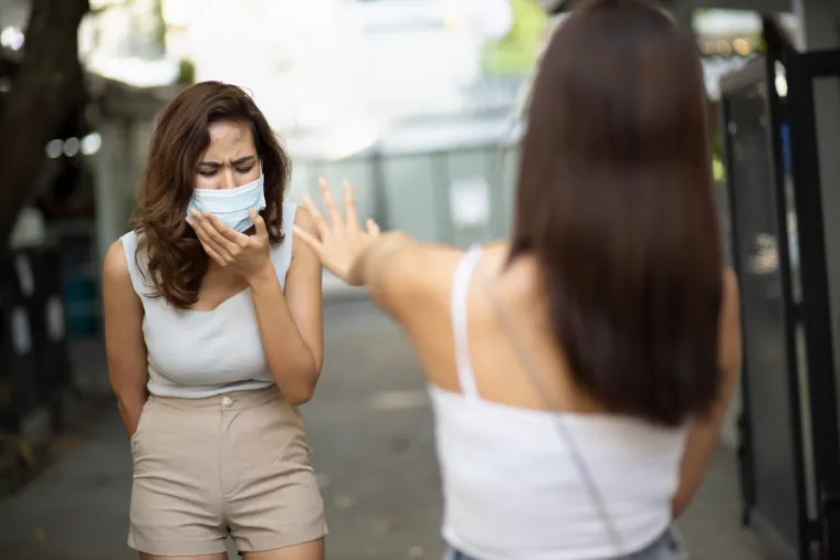 4. Delta varijanta koronavirusa: Trenutno je najraširenija u Ujedinjenom Kraljevstvu i čini oko 60 posto infekcija. Prema podacima Europskog centra za kontrolu i prevenciju bolesti (ECDC), kašalj i gubitak osjeta okusa i mirisa nisu tako česti kod delte. Manja je vjerojatnost da će podvarijanta delte, koja čini oko 15 posto slučajeva u Ujedinjenom Kraljevstvu, uopće pokazati simptome, prema istraživanju Imperial College Londona. Pokazalo se da AY.4.2 uzrokuje bolest kod 66,7 posto ljudi zaraženih u usporedbi sa 76,4 posto u onih s deltom.