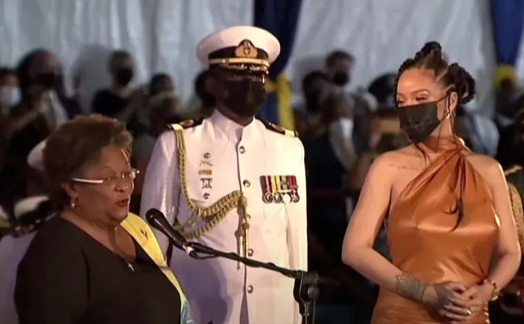 Rihanna u uskoj haljini bez grudnjaka svima spustila vilice, princ Charles ju je skidao pogledom