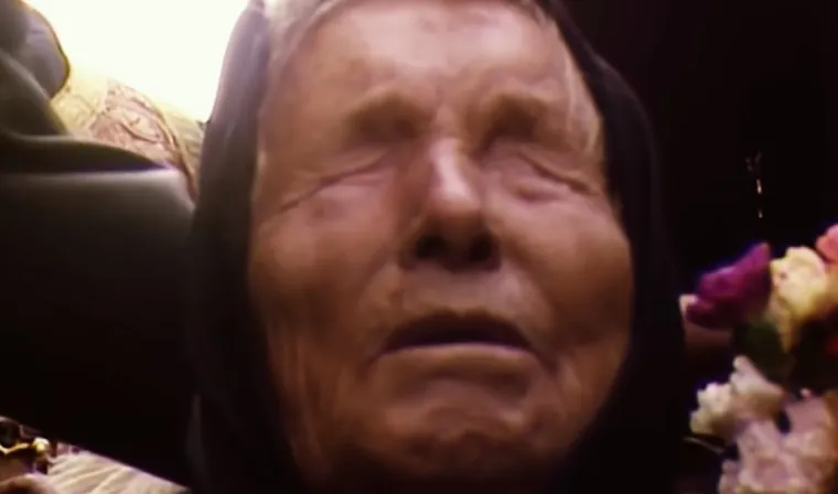 Kasnije je rekla da je svoju prvu viziju doživjela tijekom tog dana kada je nestala i vjerovala je da je dobila nevjerojatnu sposobnost da liječi ljude i predviđa budućnost. Brzo je privukla kult sljedbenika, a tijekom Drugog svjetskog rata posjetio ju je bugarski car Boris III. Kasnije je Vanga radila kao savjetnica čelnika bugarske komunističke partije, od kojih su je neki navodno iskorištavali za promicanje vlastitih planova. Pričalo se da je koristila podatke koje su prikupile bugarske tajne službe kako bi pridobila povjerenje svojih posjetitelja, među kojima su bili i brojni strani i domaći političari.