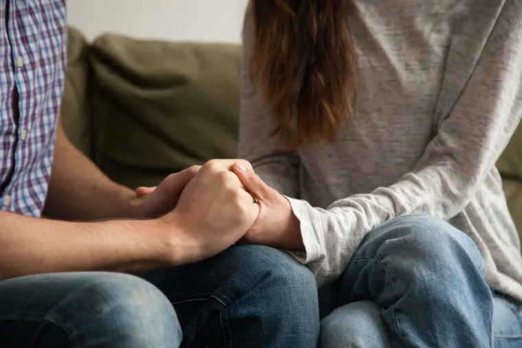 3. Iskrenost
Umjesto da se pretvarate da ste ono što niste, bilo bi vam bolje da iskreno pristupite partneru koji će vas sigurno voljeti bez obzira na vaše sramotne tajne. Isto to vrijedi i za vašeg partnera. U zdravoj ste vezi uvijek opušteni i otvoreni, u mogućnosti ste na odgovarajući način podijeliti svoje probleme, nade i ranjivosti. Trebali biste s partnerom dijeliti glupe strahove, intimne osjećaje i pobjeđivati komplekse. Ako naletite na neki problem, riješite ga iskrenom komunikacijom koja će kasnije samo produbiti vaš odnos. I uvijek se sjetite: vi i vaš partner niste problem, vi ste suborci protiv problema.