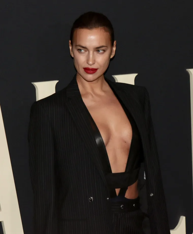 Zamalo toples: Božanstvena Irina Shayk u ultravrućoj kombinaciji došla podržati Bradleyja Coopera