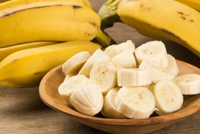 Banana? Pomislit ćete. E, pa - banana, kažemo. Nikad vam ne bi palo na pamet, zar ne? Tako jednostavno, a efikasno. No, nekoliko savjeta! Niti slučajno nemojte objašnjavati zbog čega joj dajete bananu. Eto, baš ste ih danas odlučili kupiti. Još ako primijetite da je sva nikakva, skupljena na kauču i da gleda svoj omiljeni film koji je već pogledala 63 puta, potrudite se nasjeckati ih i ponuditi. Ekstra bod ako od njih napravite smajliće. Ako dvojite hoće li to uspjeti, imajte na umu da su banane bogate kalijem koji otklanja višak vode iz našeg tijela, a baš se taj višak vode javlja u PMS-u (u vrijeme kojeg žene magično znaju dobiti dva kilograma). Osim toga, kalij također potiče proizvodnju hormona sreće (serotonina) koji popravlja raspoloženje i odlična je zamjena za nezdrave slatkiše.