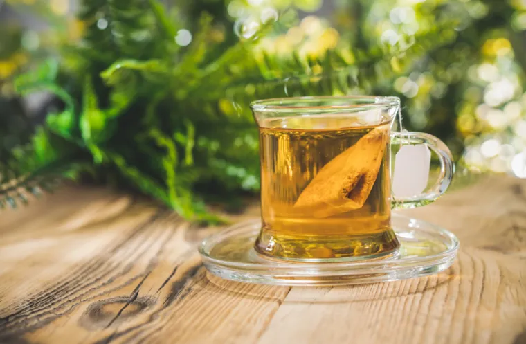 Od čajeva koje smo već izdvojili, značajno mjesto ima vrkuta. Vrkuta je najučinkovitija biljka kod ženskih tegoba. Ona je odličan regulator hormona, potiče rast progesterona i regulira menstrualni ciklus. Vrkuta djeluje protuupalno te je odličan prirodni lijek kod policističnih jajnika.