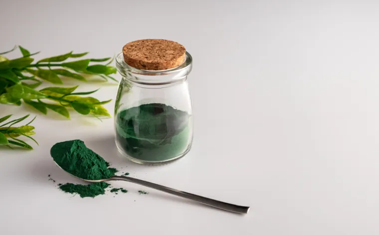 "Klorela - &scaron;to je sad pak to", sigurno se pitate. "Jednostanična, okruglasta alga zelene boje" - na&scaron; je odgovor! Raste u slatkim vodama, a nastala je prije oko dvije i pol milijarde godina te je među najstarijim oblicima života na Zemlji. Poznata je kao superhrana, odnosno prehrambeni dodatak izvanredne nutritivne vrijednosti. Naime, razlog PMS-a nekada treba tražiti u jetri, koja ima funkciju detoksikacije vi&scaron;ka hormona iz na&scaron;eg sustava, a ako ne funkcionira dobro, javljaju se PMS pote&scaron;koće. Upravo joj ova zelena alga u tome može pomoći.