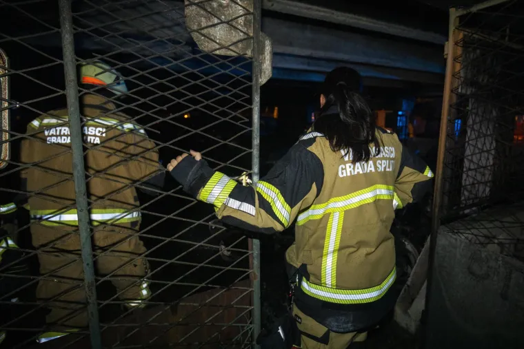 Snažna eksplozija probudila Splićane! U garaži izgorjeli motocikli i automobili: ' Čuli smo eksploziju, a vani vatrena kugla...'