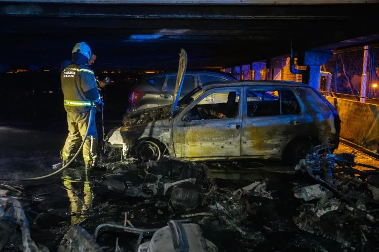 U četvrtak iza 23 sata došlo je do snažne eksplozije na splitskim Pujankama. Požar je nastao u garaži kuće, a izgorjelo je deset motora i sedam osobnih automobila. Požar je izbio u 23.20, lokaliziran je za pola sata, a potpuno je ugašen pola sata nakon ponoći. Vatru je s tri vozila gasilo 12 vatrogasaca splitske Javne vatrogasne postrojbe i Dobrovoljnog vatrogasnog društva. Ozlijeđenih osoba nema, a policija će danas obaviti očevid kako bi se utvrdio uzrok požara i materijalna šteta.