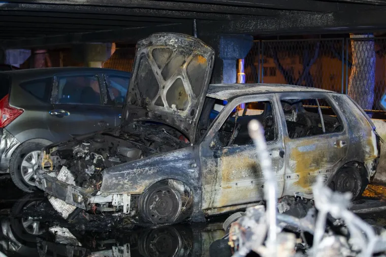 U četvrtak iza 23 sata došlo je do snažne eksplozije na splitskim Pujankama. Požar je nastao u garaži kuće, a izgorjelo je deset motora i sedam osobnih automobila. Požar je izbio u 23.20, lokaliziran je za pola sata, a potpuno je ugašen pola sata nakon ponoći. Vatru je s tri vozila gasilo 12 vatrogasaca splitske Javne vatrogasne postrojbe i Dobrovoljnog vatrogasnog društva. Ozlijeđenih osoba nema, a policija će danas obaviti očevid kako bi se utvrdio uzrok požara i materijalna šteta.