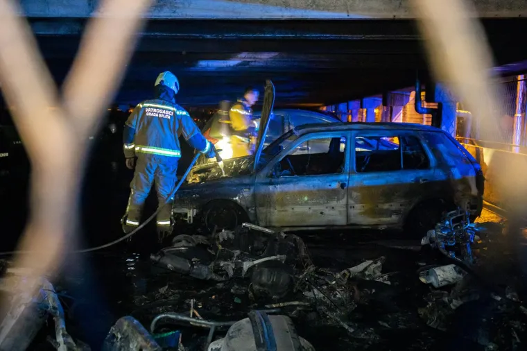 U četvrtak iza 23 sata došlo je do snažne eksplozije na splitskim Pujankama. Požar je nastao u garaži kuće, a izgorjelo je deset motora i sedam osobnih automobila. Požar je izbio u 23.20, lokaliziran je za pola sata, a potpuno je ugašen pola sata nakon ponoći. Vatru je s tri vozila gasilo 12 vatrogasaca splitske Javne vatrogasne postrojbe i Dobrovoljnog vatrogasnog društva. Ozlijeđenih osoba nema, a policija će danas obaviti očevid kako bi se utvrdio uzrok požara i materijalna šteta.