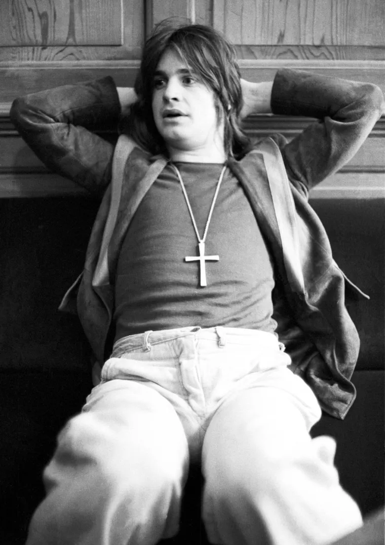 Problematični Ozzy jako je volio glazbu, pa se nakon izlaska iz zatvora posvetio pjevanju. Godine 1968. s basistom Terenceom &quot;Geezerom&quot; Butlerom, gitaristom Tonyjem Iommijem i bubnjarom Billom Wardom osnovao je bend Polka Tulk Blues, koji su ubrzo preimenovali u Earth, a onda u Black Sabbath po hororcu Borisa Karloffa &quot;Tri lica straha&quot; iz 1963. godine. Ubrzo su počeli žariti i paliti hard rock scenom.