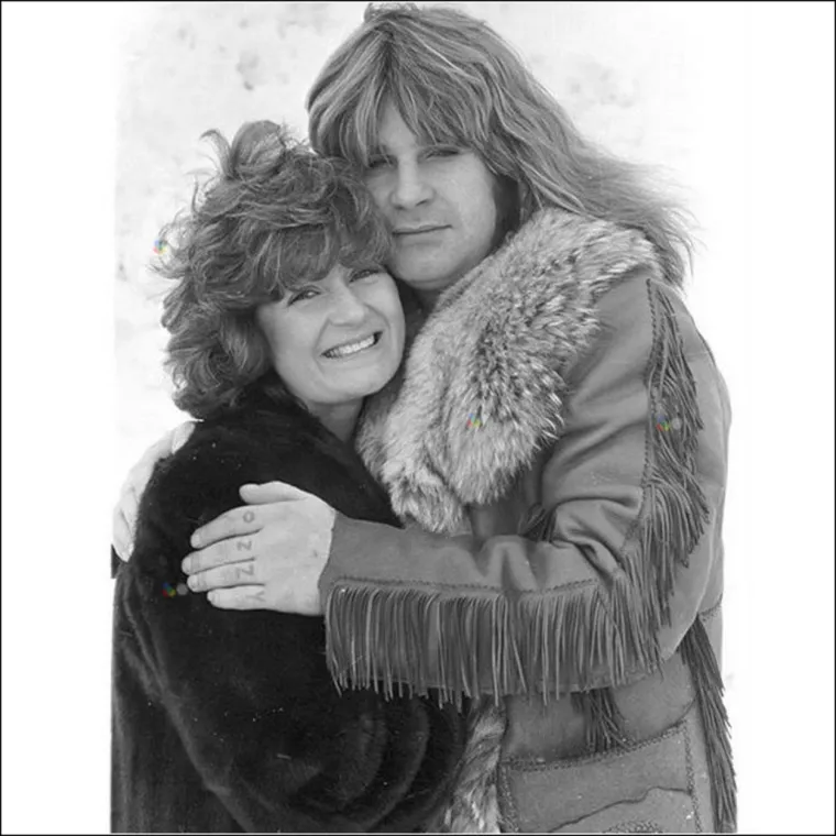 Jedne večeri, tijekom turneje &quot;Blizzard of Ozz&quot; u Njemačkoj, Ozzy je večerao u jednom finom restoranu. Odjednom, ničim izazvan, popeo se na stol i počeo izvoditi striptiz. Kad se skinuo gol, urinirao je u vrč vina koji je pripadao čovjeku koji mu je pravio društvo. Nakon tog incidenta, Ozzy nije smio doći u Njemačku dugi niz godina.