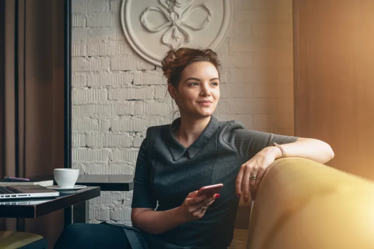 1. Sretni ljudi su zahvalni na onome što imaju, svaki dan:  Svakog dana svjesno usmjerite svoje misli prema onome što imate umjesto da se fokusirate na ono što nemate.   Ambicija je sasvim u redu, no ona podrazumijeva plan i posvećenost, a ne očajavanje zbog nečega što nemate.  Odvojite svako večer prije spavanja i svako jutro nakon buđenja  pet minuta i pobrojite na čemu ste zahvalni. Ako će vam biti lakše, zapisujte to u bilježnicu, pa ćete za godinu dana, dvije, tri moći promatrati i kako se mijenja vaša perspektiva