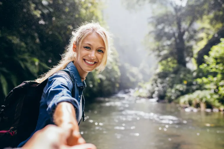 4.Sretni ljudi nađu vrijeme da se bave onime što vole svaki dan: Svima nam je dan ispunjen obvezama, i čini se da ne stignemo ni spavati koliko treba, a kamoli išta drugo.  No tako se samo gomila stres, a ono u čemu uživamo sustavno odgađamo.  Obveze neće nestati same od sebe, ali je nužno pronaći ispušni ventil i činiti ono što volimo, nije važno je li to slikanje, partija nogometa s prijateljima, kukičanje ili putovanje. Zapišite sve što vas usrećuje, i odaberite jednu stvar koju možete raditi već danas. 