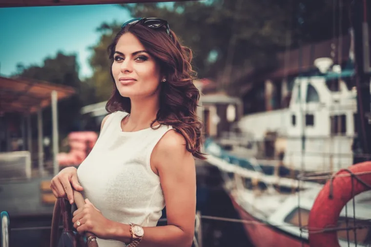 5. Više cijene konkretno znanje od formalnog obrazovanja:  Sve je više priča o ljudima koji su odustali od studiranja i postali milijunaši. OK, to je možda klišej, ali bogati postaju bolesno bogati ako su vrhunski u određenom uskom području ili se usude napraviti nešto revolucionarno.  Bogati zato cijene obrazovanje, ali svakako im je važnije vrhunska vještina ili konkretno poznavanje vrlo uskog polja. 
