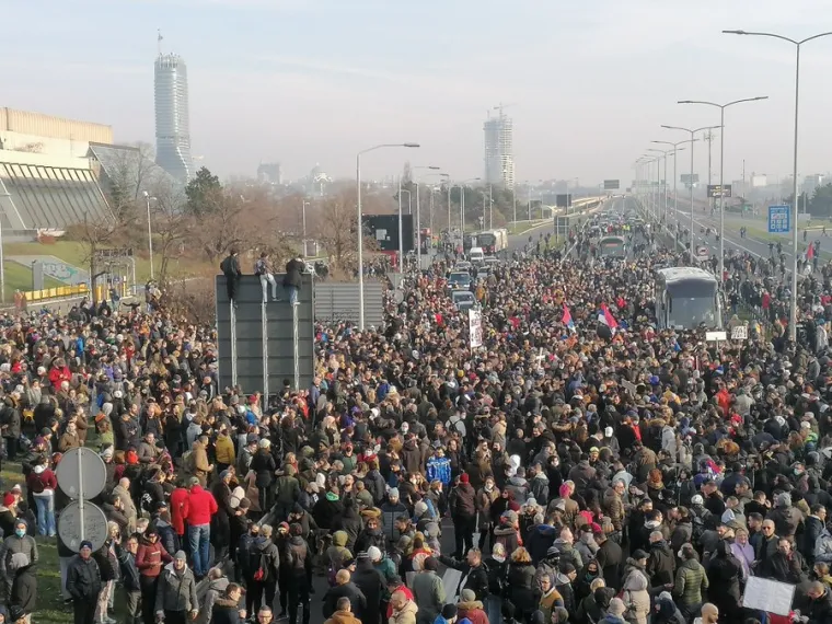 Građani diljem Srbije prosvjeduju protiv eksploatiranja litija, blokirali su prometnice u Beogradu