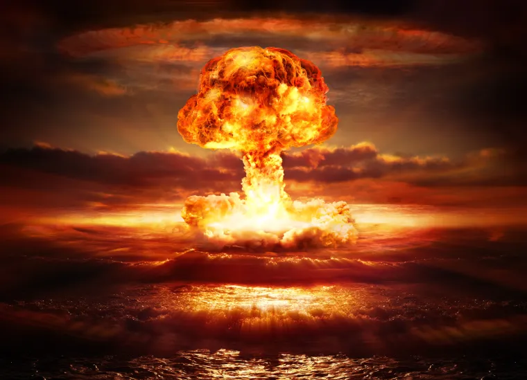 Nuklearna bomba će eksplodirati: Prema Nostradamusu, nuklearna bomba će eksplodirati 2022. godine što će dovesti do klimatskih promjena i promjene položaja Zemlje. To će također dovesti do poplava i potresa.