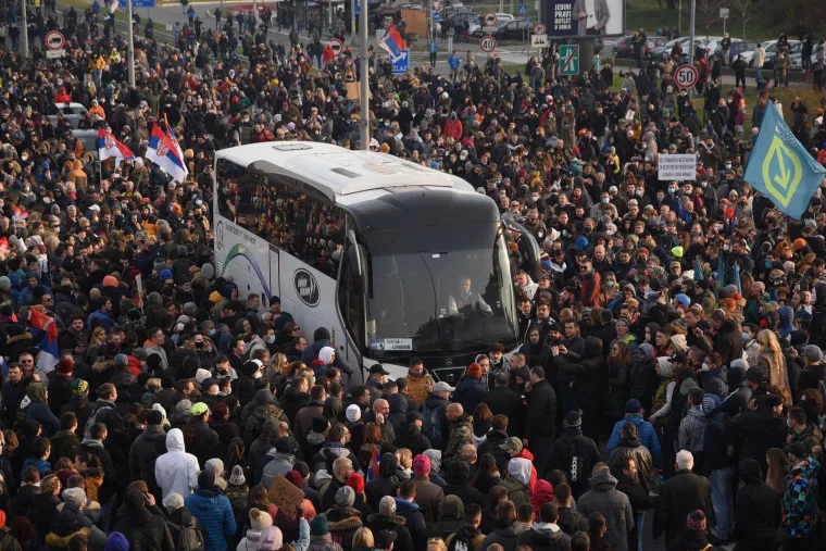 Prosvjednici zablokirali ceste, u Novom Sadu ima i ozlijeđenih nakon tučnjave