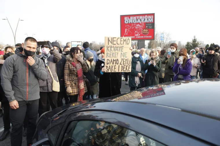 Prosvjednici zablokirali ceste, u Novom Sadu ima i ozlijeđenih nakon tučnjave