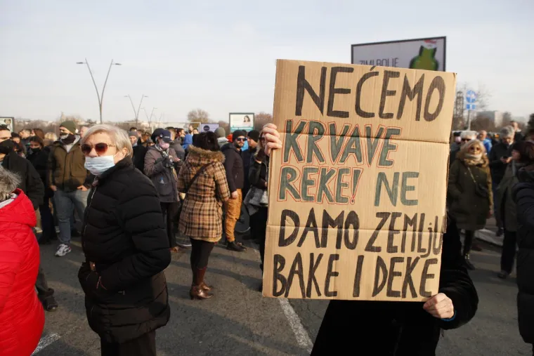 Prosvjednici zablokirali ceste, u Novom Sadu ima i ozlijeđenih nakon tučnjave