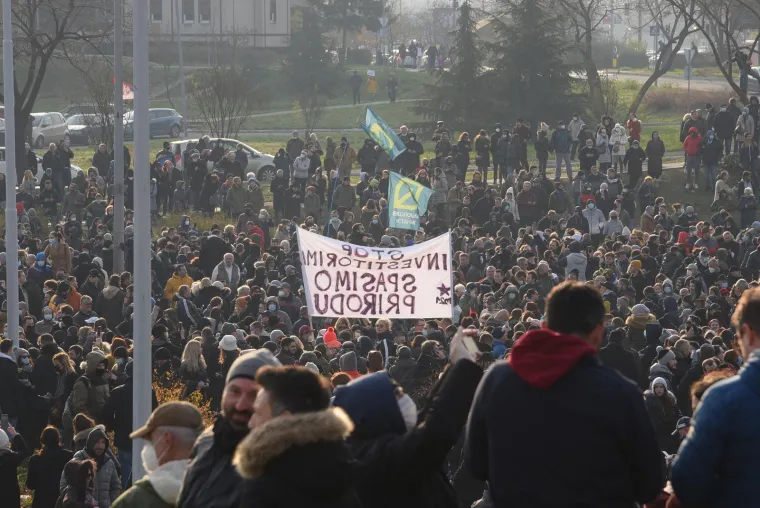 Prosvjednici zablokirali ceste, u Novom Sadu ima i ozlijeđenih nakon tučnjave