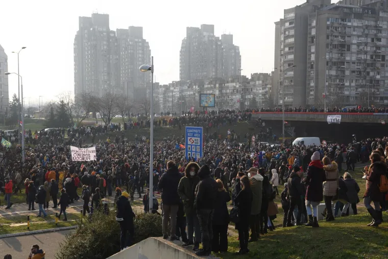 Prosvjednici zablokirali ceste, u Novom Sadu ima i ozlijeđenih nakon tučnjave