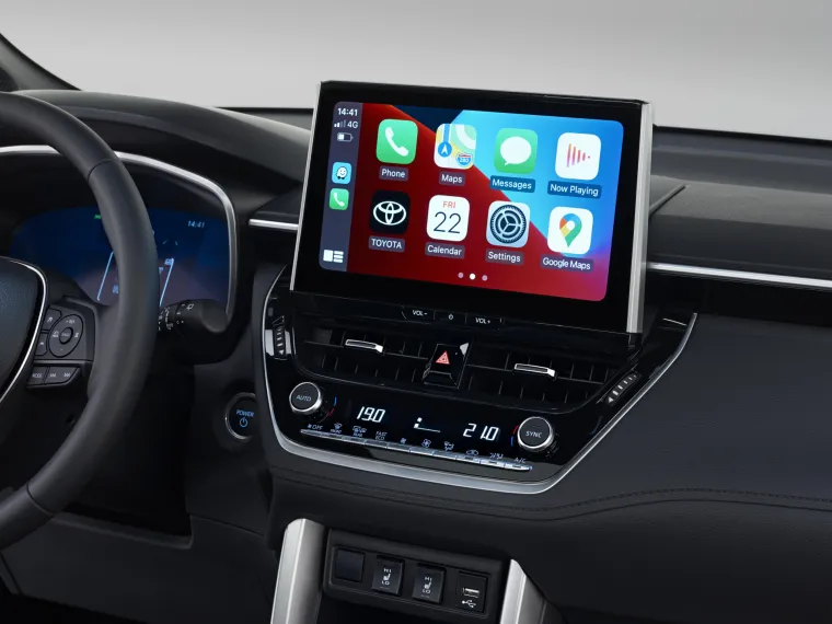 Sadrži novi multimedijski sustav sa širokom paletom funkcija za povezivanje i Toyotinom prvom digitalnom pločom s instrumentima od 12,3“