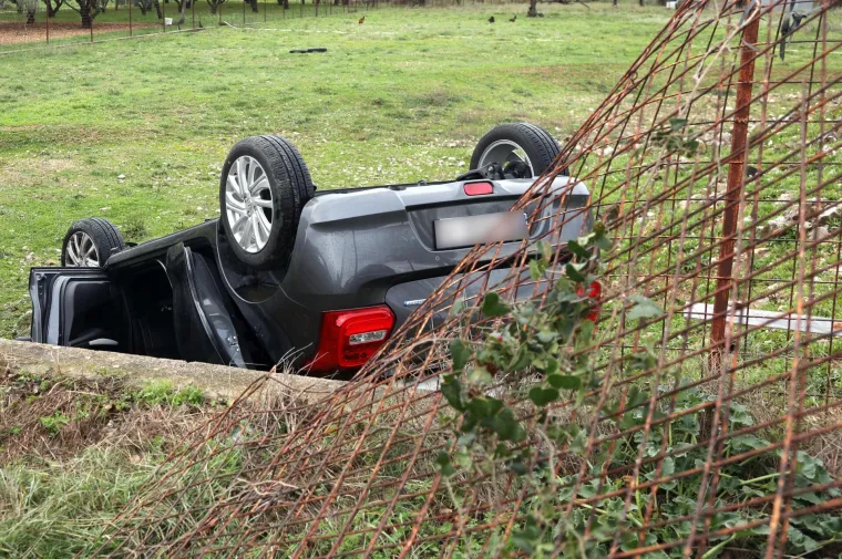 Nesreća kod &Scaron;ibenika: Automobil zavr&scaron;io na krovu, vozač prebačen u bolnicu