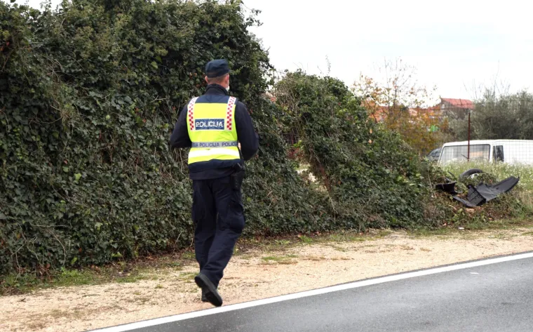 Nesreća kod &Scaron;ibenika: Automobil zavr&scaron;io na krovu, vozač prebačen u bolnicu