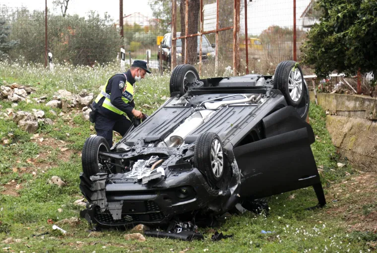 Nesreća kod &Scaron;ibenika: Automobil zavr&scaron;io na krovu, vozač prebačen u bolnicu