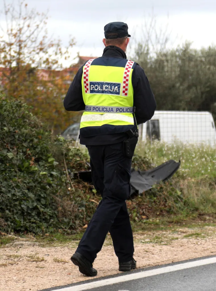 Nesreća kod &Scaron;ibenika: Automobil zavr&scaron;io na krovu, vozač prebačen u bolnicu