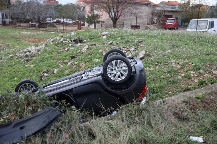 Nesreća kod &Scaron;ibenika: Automobil zavr&scaron;io na krovu, vozač prebačen u bolnicu