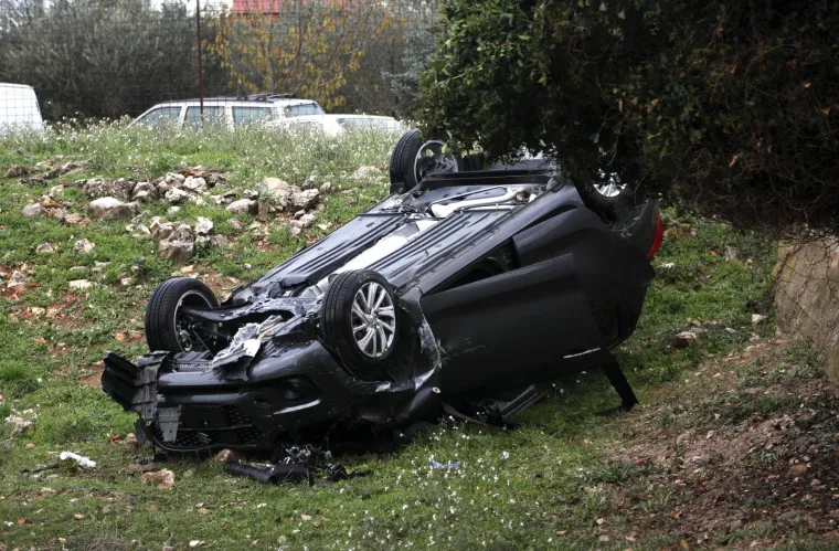 Nesreća kod &Scaron;ibenika: Automobil zavr&scaron;io na krovu, vozač prebačen u bolnicu