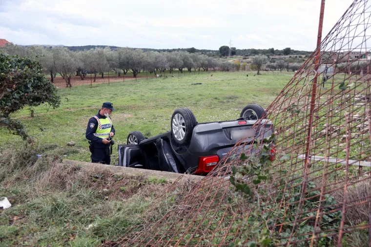 Nesreća kod &Scaron;ibenika: Automobil zavr&scaron;io na krovu, vozač prebačen u bolnicu